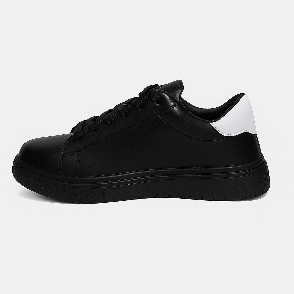 حذاء رياضي أبيض من كالفن كلاين مع لمسة سوداء على الكعب. 159250