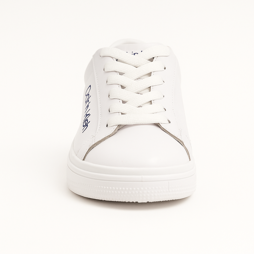 حذاء رياضي أبيض من كالفن كلاين مع لمسة باللون الأزرق الداكن على الكعب. 159250