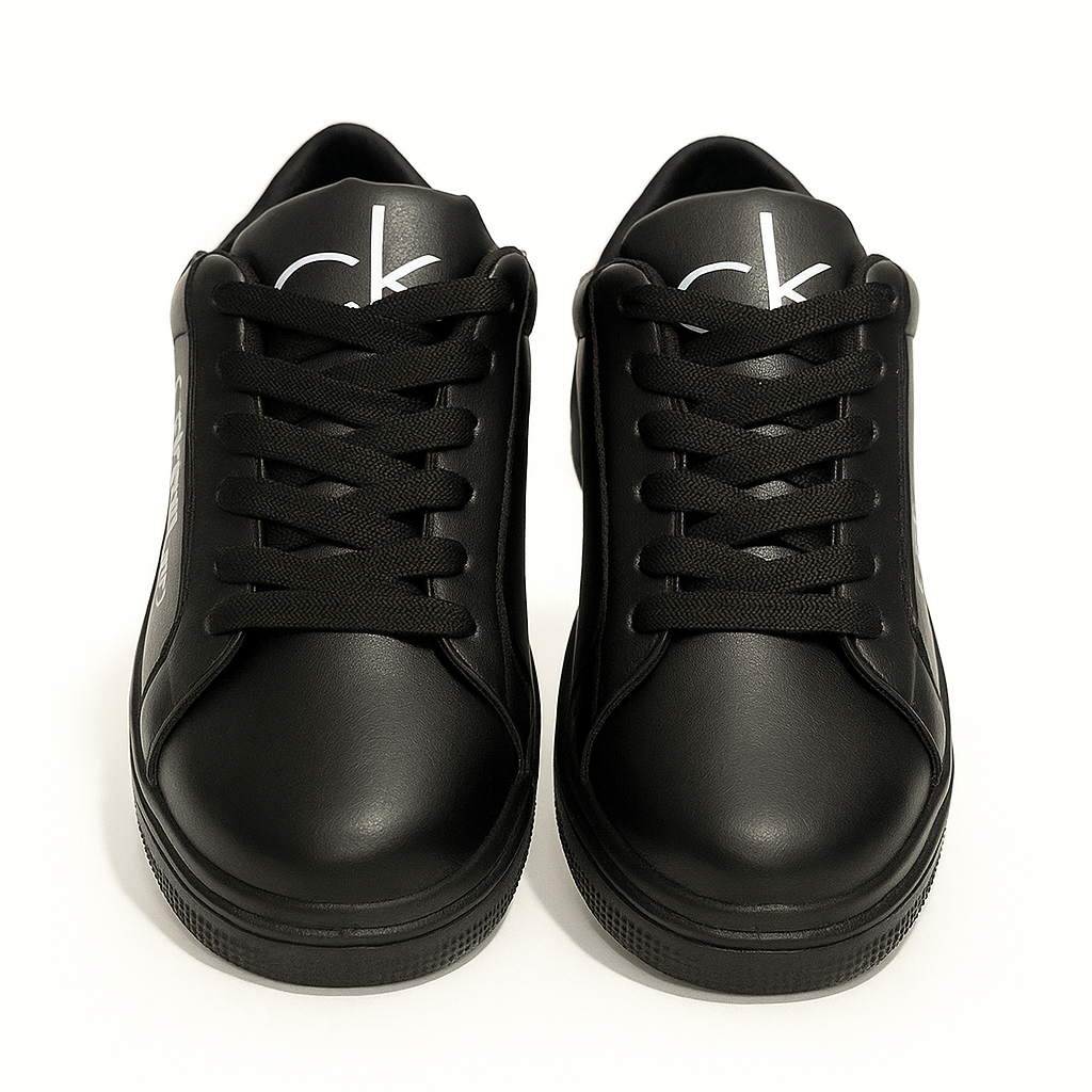 حذاء رياضي أبيض من كالفن كلاين مع لمسة سوداء على الكعب. 159250