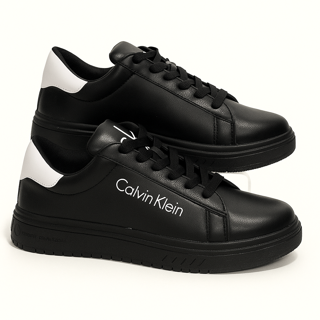 حذاء رياضي أبيض من كالفن كلاين مع لمسة سوداء على الكعب. 159250