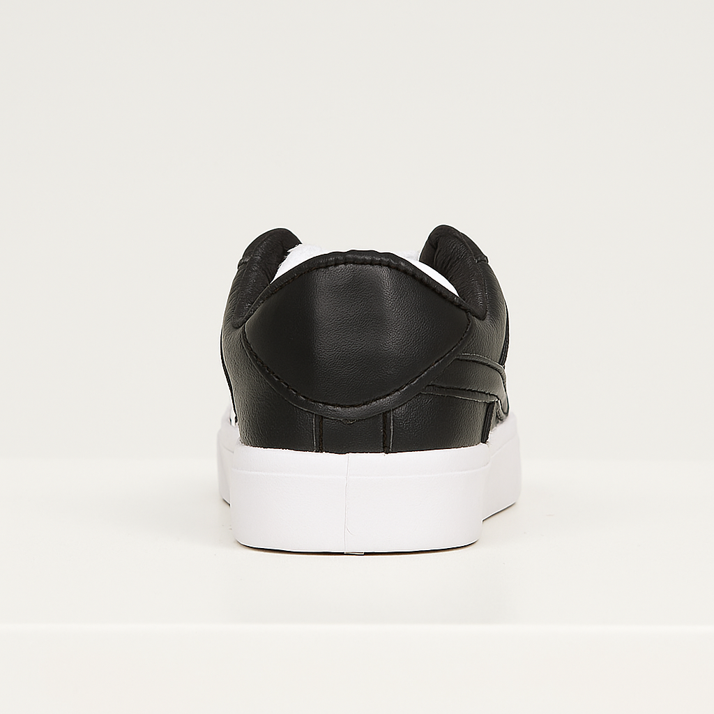 حذاء رياضي Nike Air Force 1 باللونين الأسود والأبيض.36915