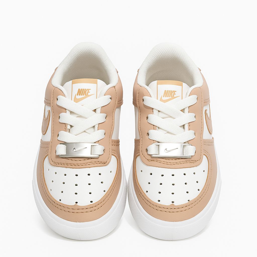 حذاء رياضي Nike Air Force 1 باللونين البيج والأبيض. 33914