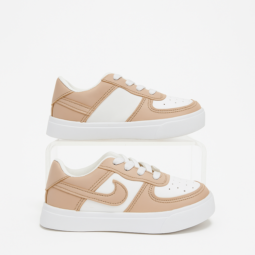 حذاء رياضي Nike Air Force 1 باللونين البيج والأبيض. 33914