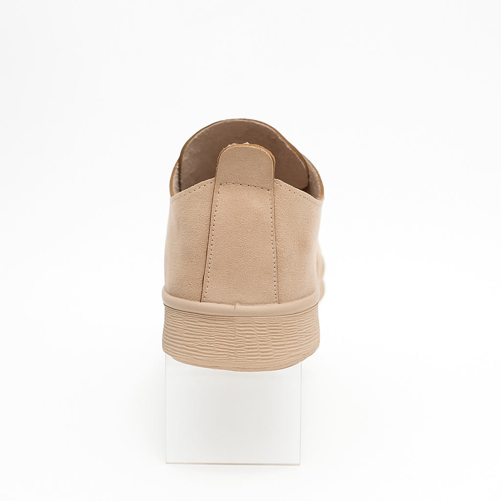 حذاء رياضي بيج مثقوب برباط. 130825