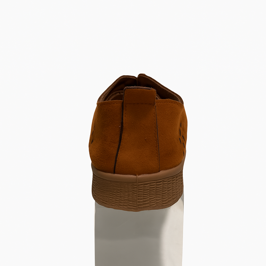 حذاء رياضي بني مثقوب برباط. 130826