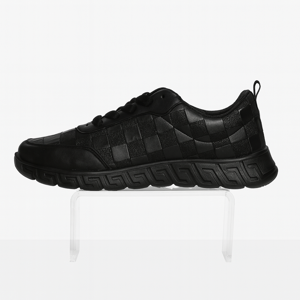 حذاء رياضي أسود بنقشة مربعات على الجزء العلوي ونقشة على شكل مفتاح يوناني على النعل 152060