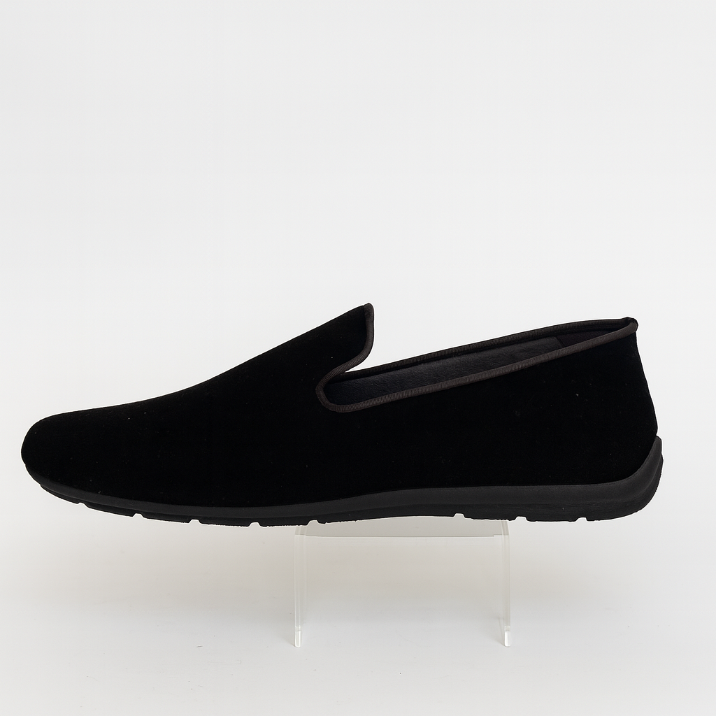 Isotoner men's Everywear Charentaise slippers in black microsuede. 4993