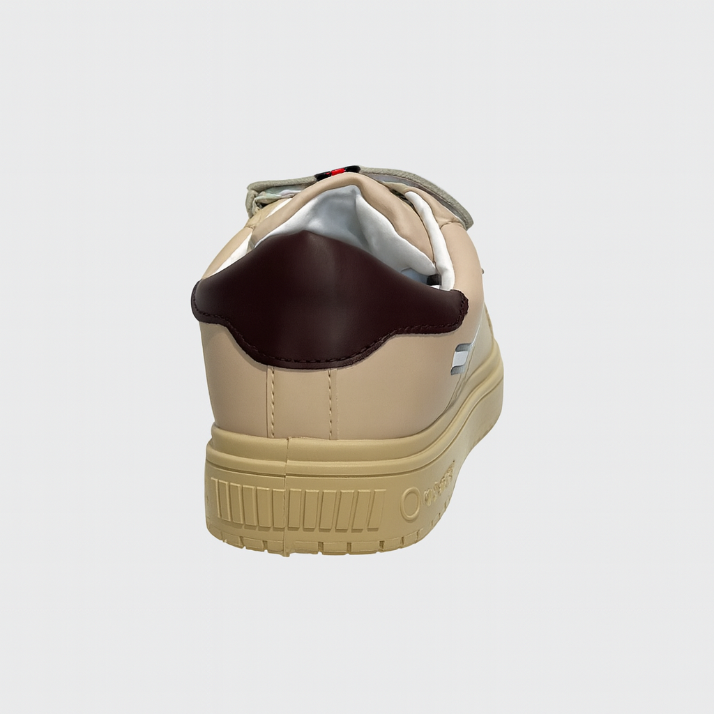 حذاء رياضي تومي هيلفيغر أبيض بشريط فيلكرو للنساء. 152058