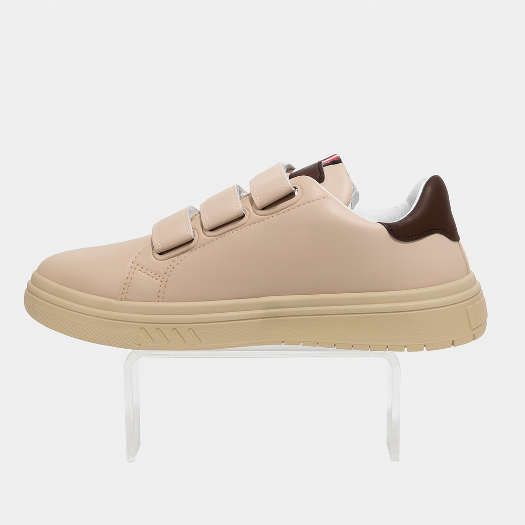 حذاء رياضي تومي هيلفيغر أبيض بشريط فيلكرو للنساء. 152058