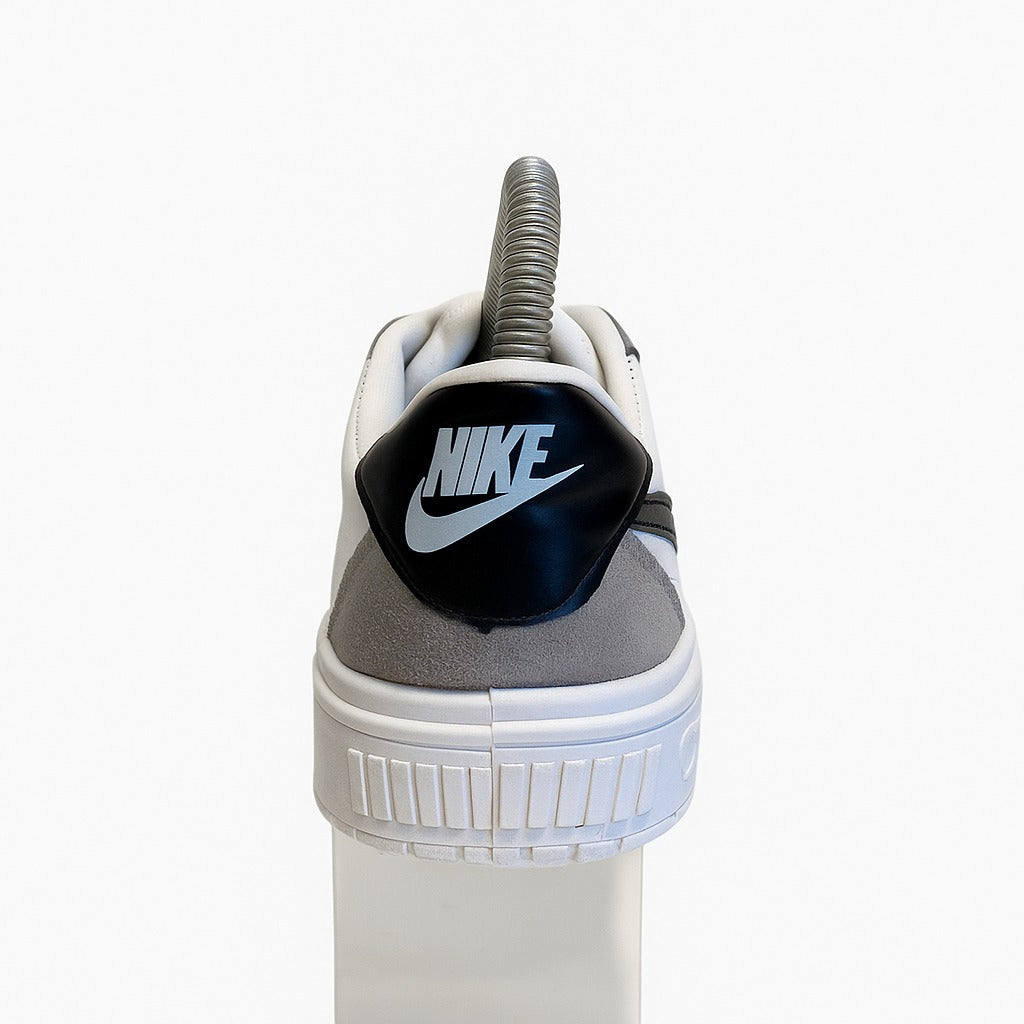 حذاء رياضي أبيض ورمادي مع شعار سووش أسود. 159409