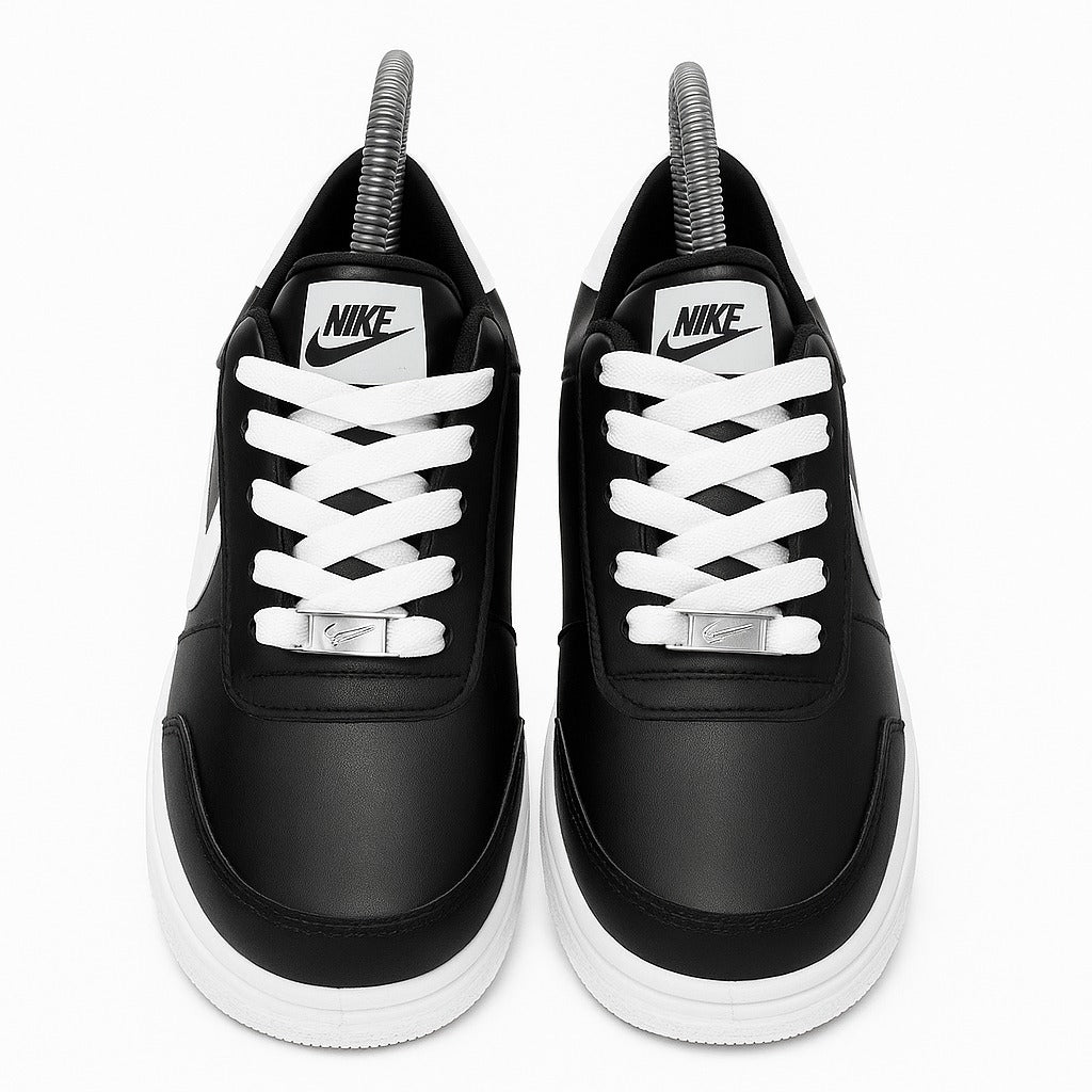 حذاء نايكي رياضي باللونين الأبيض والأسود 159409