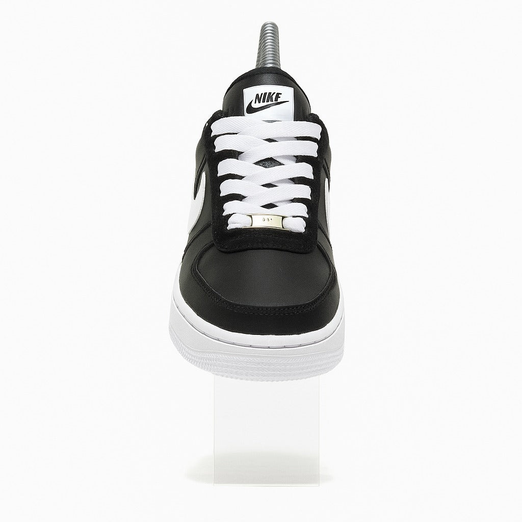 حذاء نايكي رياضي باللونين الأبيض والأسود 159409