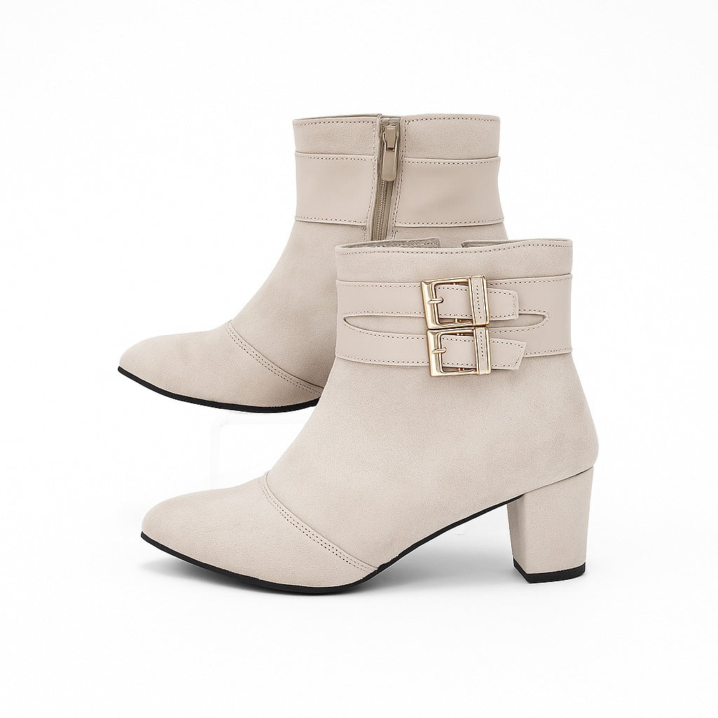 حذاء بكعب عالٍ ومُزَيَّن بإبزيم بيج. 18314