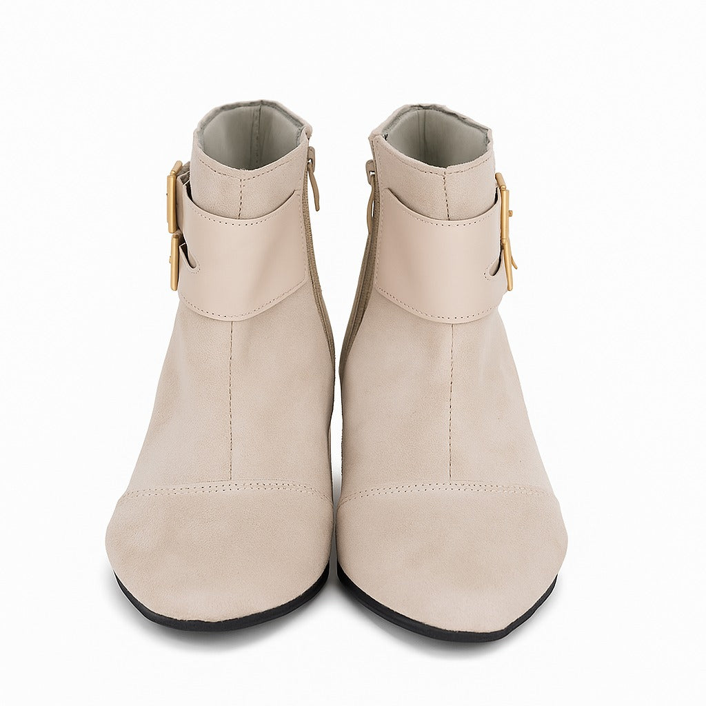 حذاء بكعب عالٍ ومُزَيَّن بإبزيم بيج. 18314