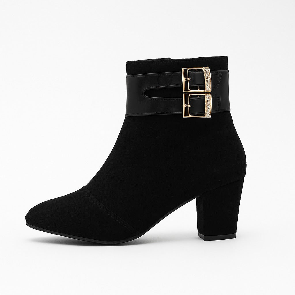 حذاء بكعب عالٍ ومُزدان بإبزيم أسود. 18314