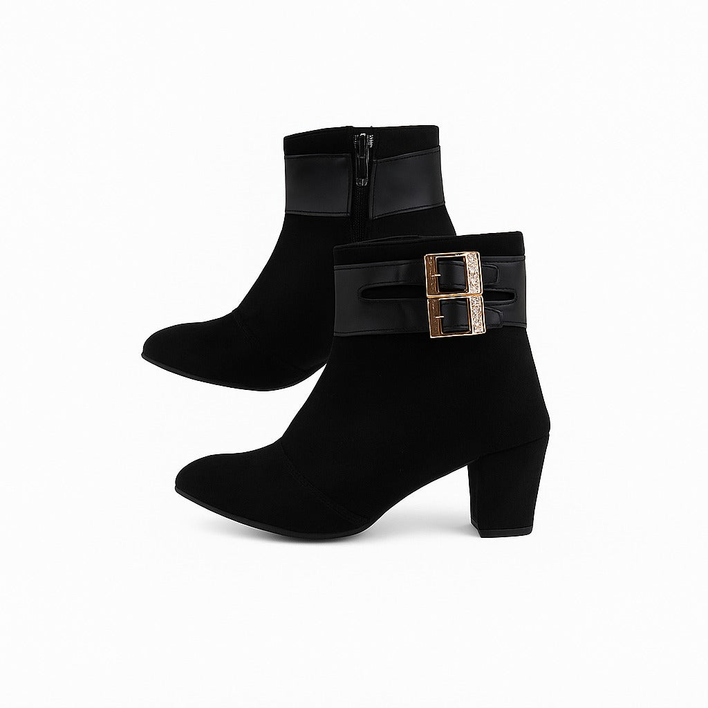 حذاء بكعب عالٍ ومُزدان بإبزيم أسود. 18314