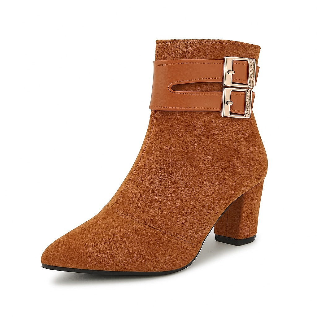 حذاء بكعب عالٍ ومُزدان بإبزيم بني. 18314